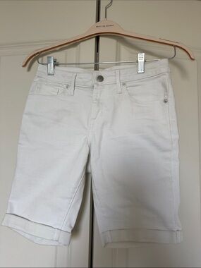 Classic White Jean Bermuda Shorts with Cuffed Hem